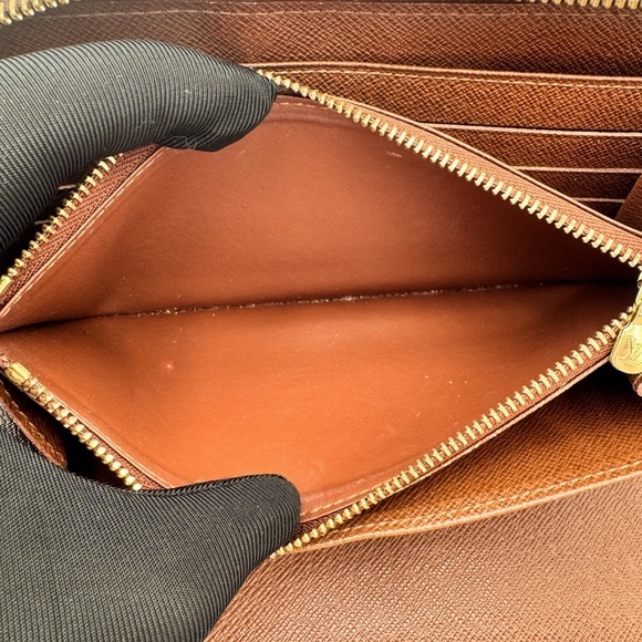 Full Inclusion Louis Vuitton Monogram Canvas Zippy Organizer Wallet. - Picture 11 of 11